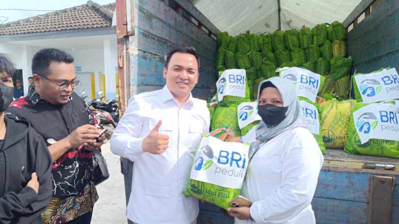 Program CSR BRI Bersama DPR RI Salurkan Ribuan Paket Sembako Ramadan di Samarinda.