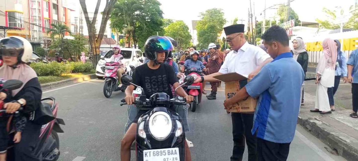 Wujud Kepedulian Sosial, Kejari Samarinda Gelar Bagi Takjil dan Bukber Ramadhan.