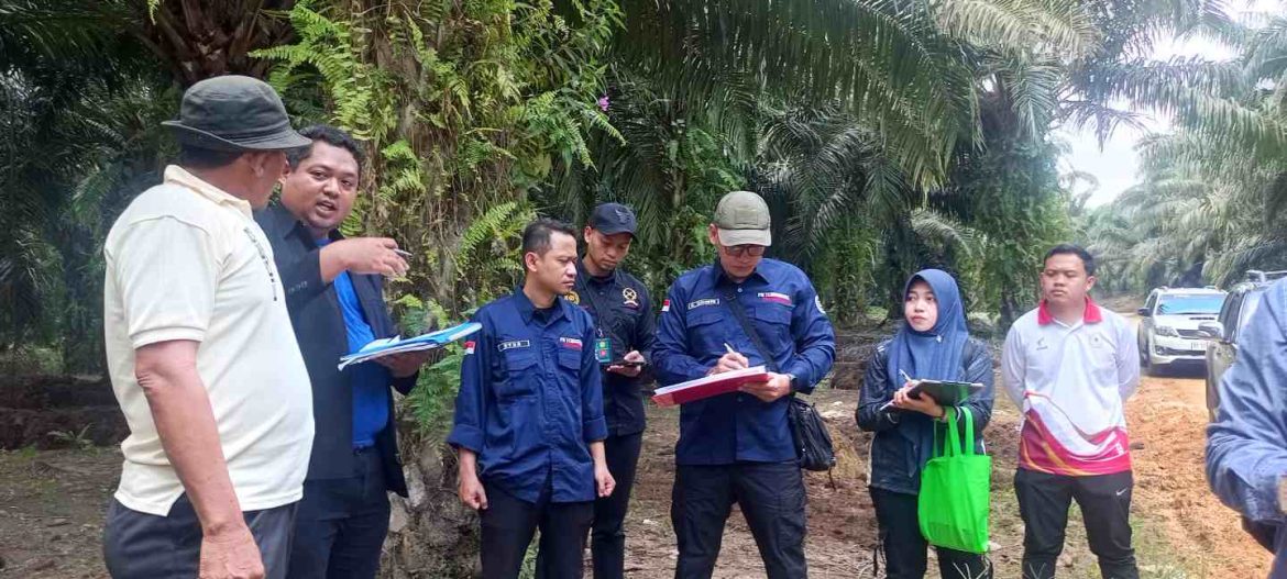 Hakim dan Panitera PN Tenggarong Tinjau Langsung Lokasi Sengketa Lahan di Sukabumi.