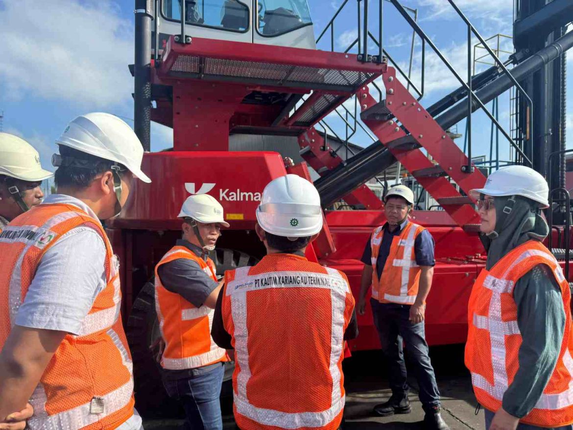 Perkuat Layanan, KKT Hadirkan Side Loader untuk Percepat Arus Petikemas Kosong